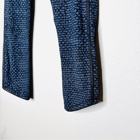 Lululemon Deep Breath Crop 21" Mesh Leggings in Shatter Weave Teal Blue - Picture 4 of 7